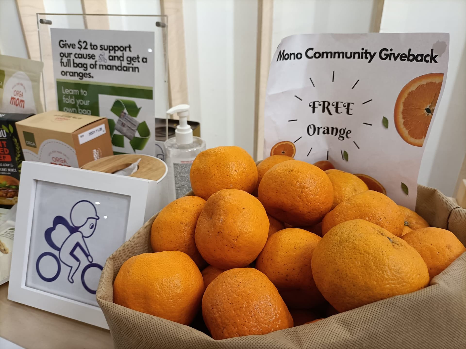 Free oranges at a MoNo booth